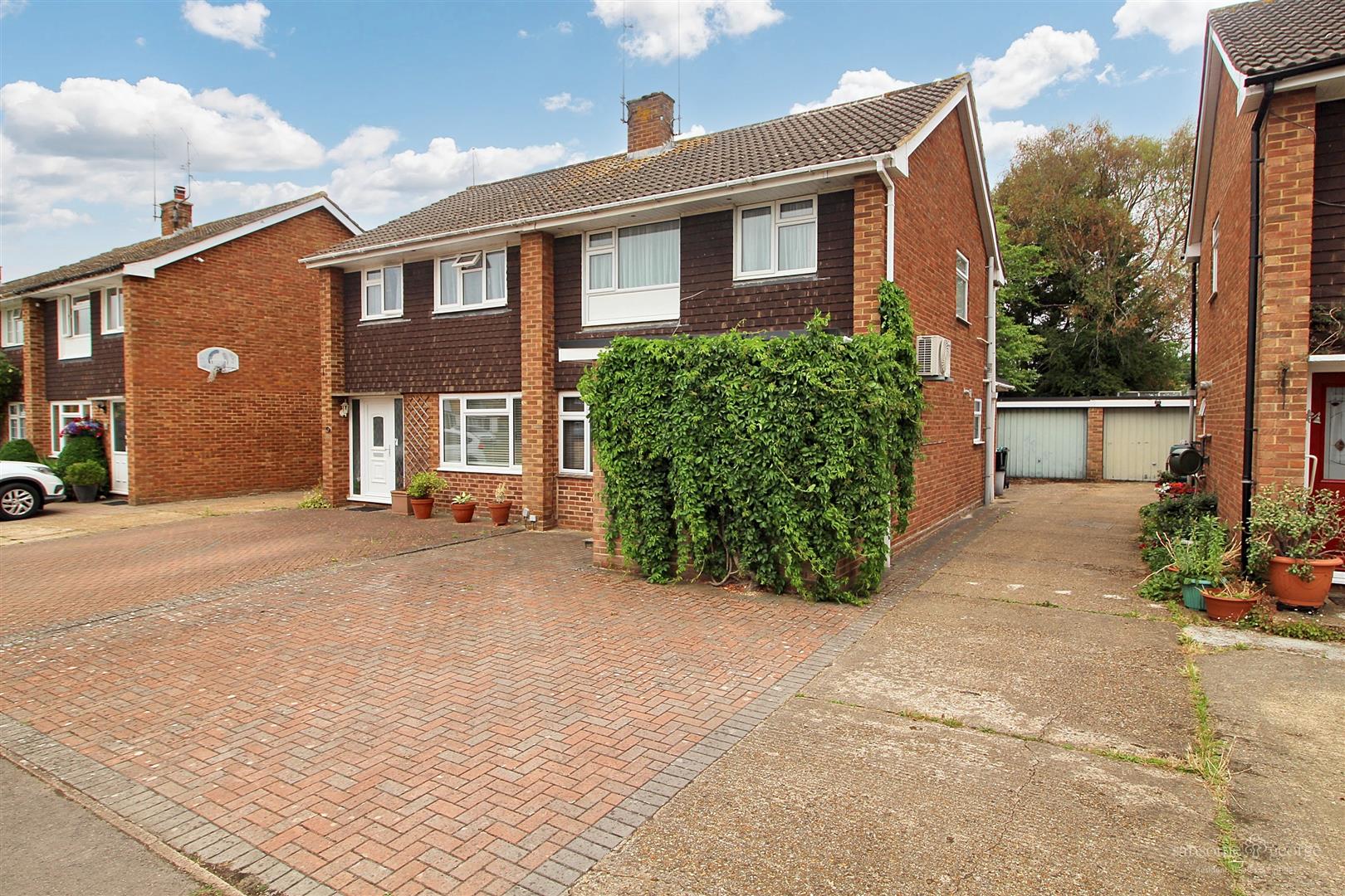 3 bed property in Fitzroy Crescent, Reading